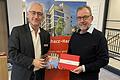 Bei der Übergabe der Gutscheine der Pflegedank-Stiftung: Einrichtungsleiter Raimund Binder (links) und Winfried Wiendl.