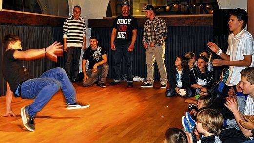 Beklatschte Schwünge: Die Zuschauer bestaunen aus nächster Nähe die Darbietungen der Breakdance-Gruppe &bdquo;District9&ldquo;. Foto: Andreas Brauns