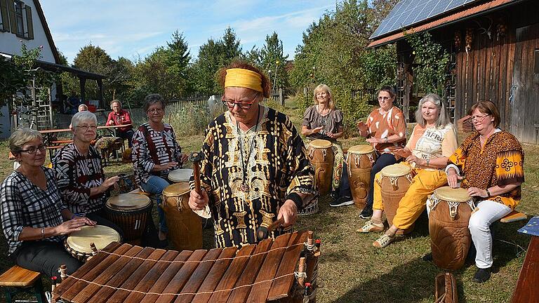 20 Jahre Eine-Welt-Team Roden: Bei einem Hoffest wurde das Jubiläum gefeiert. Die Gäste lauschten in gemütlicher Atmosphäre den Klängen der Trommelgruppe des Trommelhaus-Ensembles Würzburg und der Gruppe Drum Team mit traditionellen Rhyhthmen aus Westafrika  lauschen.