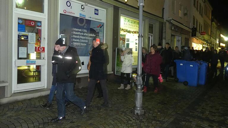 Gegner der Corona-Maßnahmen zogen in Haßfurt durch die Straßen. Viele Teilnehmer waren nicht zu dem 'Spaziergang' gekommen.