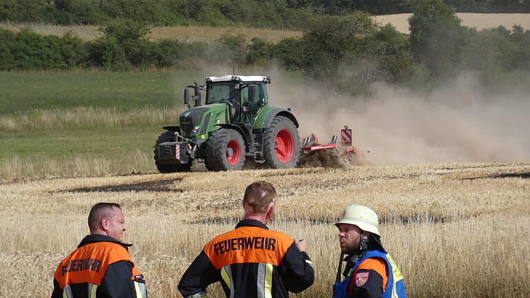 Ein Landwirt unterstützt die Feuerwehr mit seinem Grubber, indem er die gelöschten Flächen umgrub.