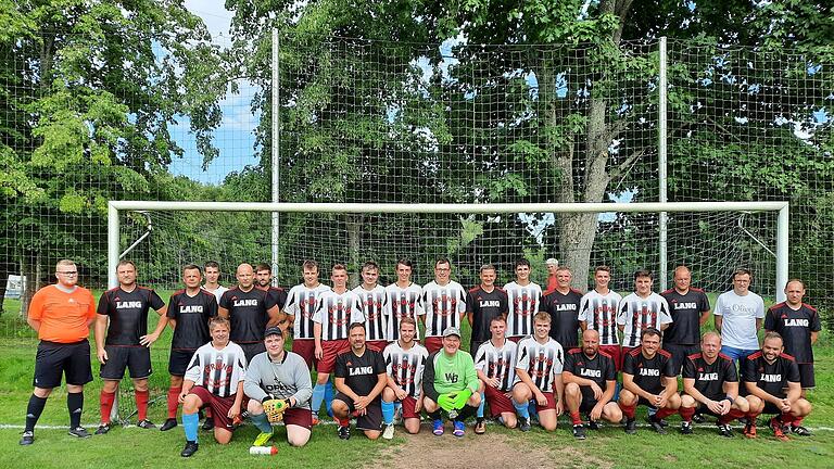 Das Siegerteam vom TSV Waltershausen (schwarze Trikots) und die zweitplatzierten Young Boys Waltershausen (weiße Trikots) mit Schiedsrichter Leo Gessner (Erster von links) und 1. Vorsitzender TSV Waltershausen Christof Pecat (Dritter von rechts). Das Siegerteam vom TSV Waltershausen (schwarze Trikots) und die zweitplatzierten Young Boys Waltershausen (weiße Trikots) mit Schiedsrichter Leo Gessner (Erster von links) und 1. Vorsitzender TSV Waltershausen Christof Pecat (Dritter von rechts).