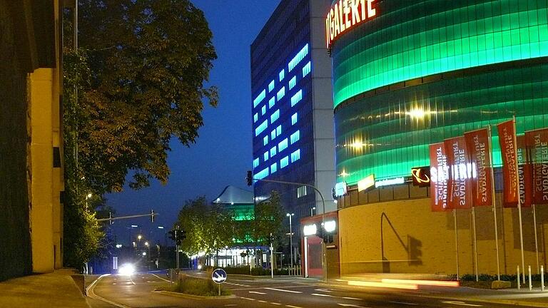 Das blaue SKF-Logo neben der Stadtgalerie prägt die Silhouette von Schweinfurt.