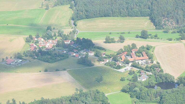 Direkt an der Grenze von Freistaat zu Freistaat liegt das Dorf, das Sie als letzte Aufgabe unseres Sommerrätsels erkennen sollen. Direkt an der Grenze von Freistaat zu Freistaat liegt das Dorf, das Sie als letzte Aufgabe unseres Sommerrätsels erkennen sollen.