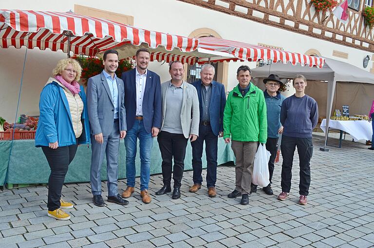 Beate Mack (von links) begrüßte als Repräsentantin des Schweinfurter Mainbogens die Bürgermeister Manuel Kneuer, Jens Machnow, Christian Keller, Martin Weth und Volker Karb sowie Hans Werner und Tochter Alexandra Schwarz vom Gartenbau Ludwig als Vertretung der Aussteller. Beate Mack (von links) begrüßte als Repräsentantin des Schweinfurter Mainbogens die Bürgermeister Manuel Kneuer, Jens Machnow, Christian Keller, Martin Weth und Volker Karb sowie Hans Werner und Tochter Alexandra Schwarz vom Gartenbau Ludwig als Vertretung der Aussteller.