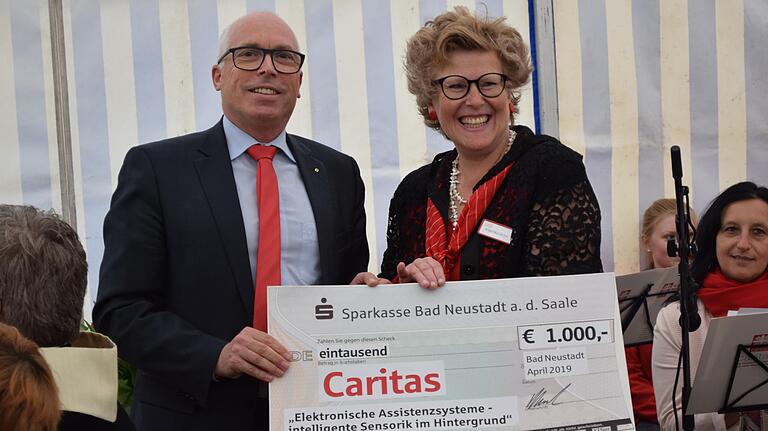 Einen Scheck über 1000 Euro überreichte Georg Straub, Vorstandsvorsitzende der Sparkasse Bad Neustadt, bei der Eröffnung des Pflegeübungszentrums an Angelika Ochs. Einen Scheck über 1000 Euro überreichte Georg Straub, Vorstandsvorsitzende der Sparkasse Bad Neustadt, bei der Eröffnung des Pflegeübungszentrums an Angelika Ochs.