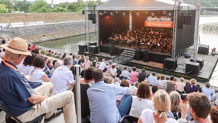 Auch in diesem Jahr wird die Hafentreppe wohl wieder voll besetzt sein, wenn am 19. Juli der Hafensommer mit der Sparda-Bank Classic Night eröffnet wird. Auch in diesem Jahr wird die Hafentreppe wohl wieder voll besetzt sein, wenn am 19. Juli der Hafensommer mit der Sparda-Bank Classic Night eröffnet wird.