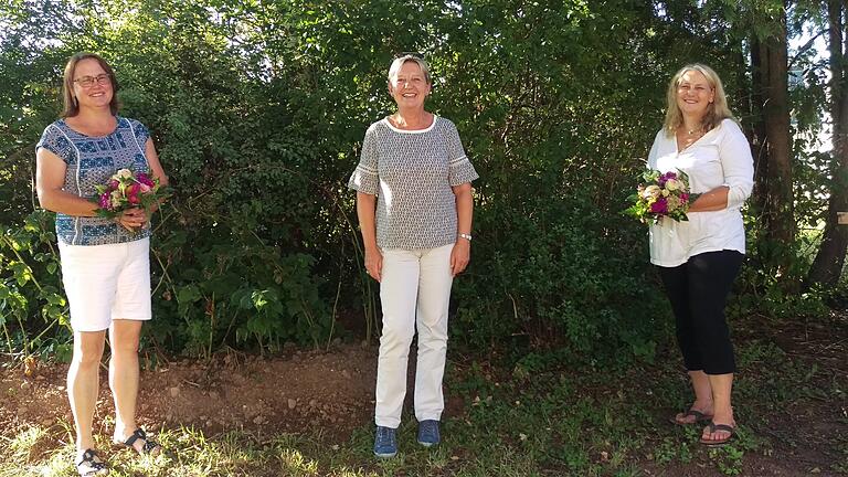 Sabine Paeth, Leiterin der Caritas-Sozialstation, freut sich mit Sonja Schneidawind (rechts) und Michaela Reuter (links) über die bestandene Abschlussprüfung der beiden frisch gebackenen Pflegefachkräfte.