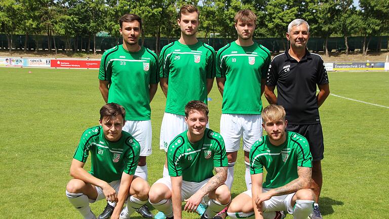 Die Neuzugänge beim Fußball-Bayernligisten TSV Abtswind (hinten von links): Felix Lehrmann, Fabio Bozesan, Nicolas John, Trainer Claudiu Bozesan, (vorne von links) Matthias Wächter, Niclas Staudt und Calvin Gehret. Es fehlt: Tom Bretorius.