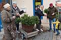 Die Sängerinnen Martina Machmert (Zweite von links) und Anja Kaufmann (Dritte von links) verteilen die Palmbuschen an Prozessionsteilnehmer.