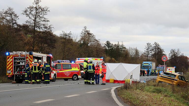 Großeinsatz am Fuß des Repperndorfer Bergs: Zahlreiche Hilfskräfte arbeiteten nach dem schweren Unfall Hand in Hand. Großeinsatz am Fuß des Repperndorfer Bergs: Zahlreiche Hilfskräfte arbeiteten nach dem schweren Unfall Hand in Hand.