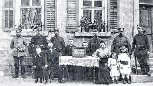 Aus alten Zeiten: das Wachkommando Königshofen im Jahr 1914. Beim Vortrag wurde klar, dass das Foto in der Kellereistraße am Anwesen Wiener entstanden ist.