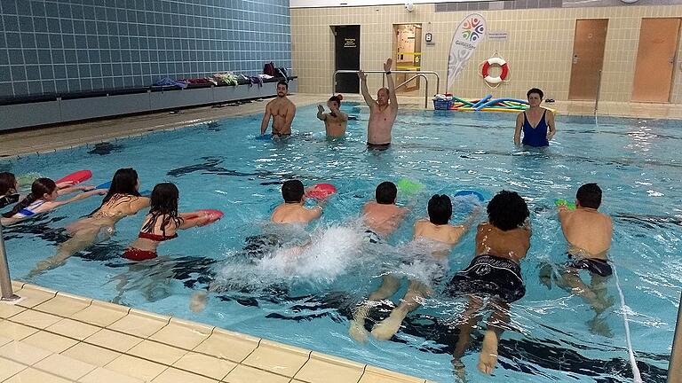 Kinder, Jugendliche und Frauen lernten bei acht Anfänger-Schwimmkursen im Hallenbad in Dittelbrunn das Schwimmen.