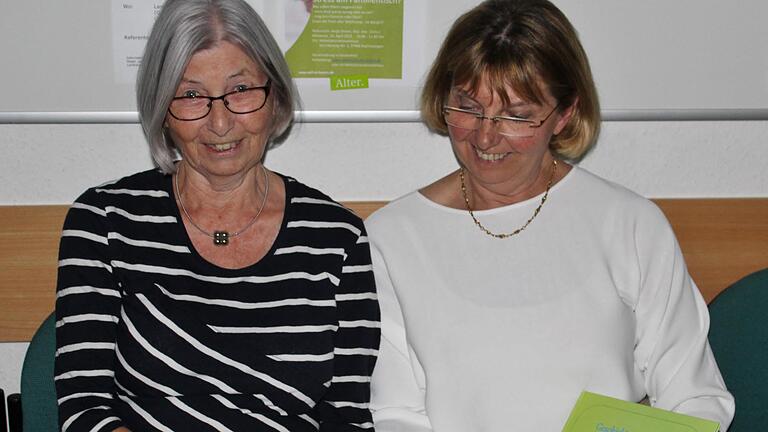 Christine Müller (l.) und Rosemarie Czegley-Albert blättern in ihrem Buch.Werner Vogel       -  Christine Müller (l.) und Rosemarie Czegley-Albert blättern in ihrem Buch.Werner Vogel