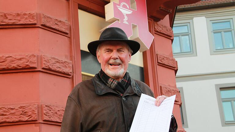 Lothar Ziegler und der Heimbeirat der Heroldstiftung sammeln Unterschriften zum Erhalt der Karlstadter Altenheimküche.