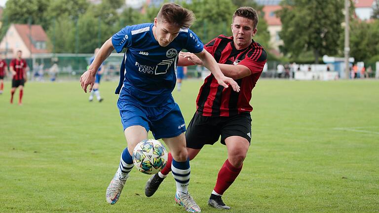 Marcel Böhm (links) vom ASV Rimpar setzt sich gegen Jonas Buckley vom SC Aufkirchen durch. Rimpar gewann die erste Runde in der Landesliga-Relegation gegen Aufkirchen.