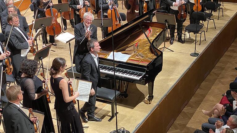 Für den verletzten Semyon Bychkov, Chef des Orchesters, sprang beim Konzert der Tschechischen Philharmonie im Kissinger Sommer der Chef der Brünner Philharmonie,Petr Altrichter, ein. - Für den verletzten Semyon Bychkov, Chef des Orchesters, sprang beim Konzert der Tschechischen Philharmonie im Kissinger Sommer der Chef der Brünner Philharmonie,Petr Altrichter, ein. Für den verletzten Semyon Bychkov, Chef des Orchesters, sprang beim Konzert der Tschechischen Philharmonie im Kissinger Sommer der Chef der Brünner Philharmonie,Petr Altrichter, ein. - Für den verletzten Semyon Bychkov, Chef des Orchesters, sprang beim Konzert der Tschechischen Philharmonie im Kissinger Sommer der Chef der Brünner Philharmonie,Petr Altrichter, ein.