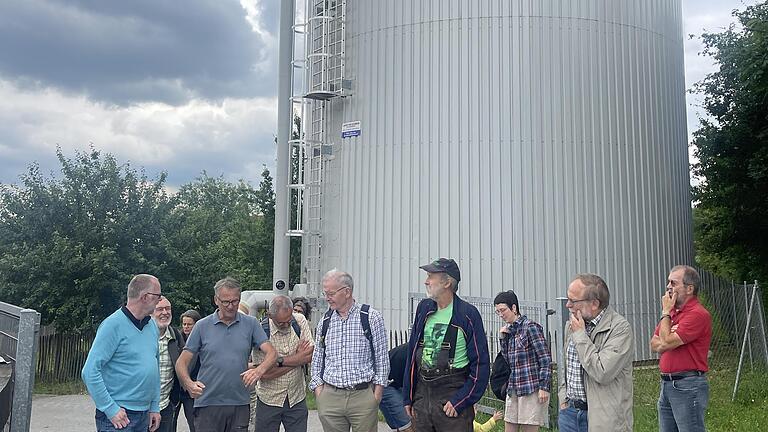 Eberhard Räder (4.v.l.) erklärt den Besuchern vom BN Bad Kissingen die Energieproduktion auf seinem Hof. - Eberhard Räder (4.v.l.) erklärt den Besuchern vom BN Bad Kissingen die Energieproduktion auf seinem Hof. Eberhard Räder (4.v.l.) erklärt den Besuchern vom BN Bad Kissingen die Energieproduktion auf seinem Hof. - Eberhard Räder (4.v.l.) erklärt den Besuchern vom BN Bad Kissingen die Energieproduktion auf seinem Hof.