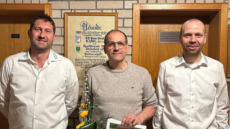 Nach 33 Jahren im Vereinsausschuss und im Vorstand wurde Thomas Henneberger (Mitte) vom 1. Vorstandsvorsitzenden Mathias Vollert (links) und 2. Vorstandsvorsitzenden Manuel Werner (rechts) aus dem Vorstand verabschiedet. Nach 33 Jahren im Vereinsausschuss und im Vorstand wurde Thomas Henneberger (Mitte) vom 1. Vorstandsvorsitzenden Mathias Vollert (links) und 2. Vorstandsvorsitzenden Manuel Werner (rechts) aus dem Vorstand verabschiedet.