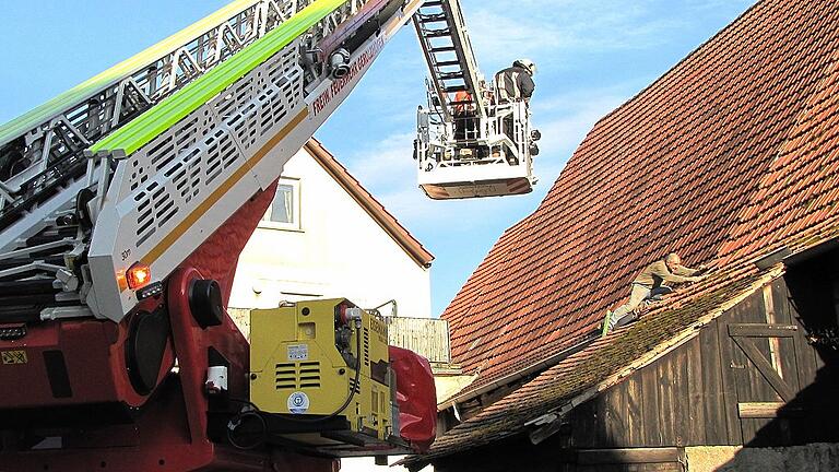 Am 4. April deckte eine Windhose in Oberschwarzach 14 Dächer von Häusern und Scheunen mehr oder weniger ab. Am 4. April deckte eine Windhose in Oberschwarzach 14 Dächer von Häusern und Scheunen mehr oder weniger ab.