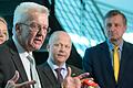 Kann der amtierende Ministerpräsident Baden-Württembergs, Winfried Kretschmann (Bündnis 90/Die Grünen, 2.vl), heute sein Amt verteidigen?