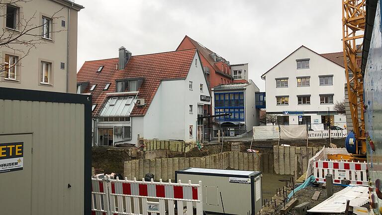 Seit Monaten ruht die Baustelle 'Wilder Mann' in der Gerolzhöfer Altstadt. Der Stadtrat hat jetzt die Nutzungsgenehmigung für die städtischen Flächen erneut verlängert. Seit Monaten ruht die Baustelle 'Wilder Mann' in der Gerolzhöfer Altstadt. Der Stadtrat hat jetzt die Nutzungsgenehmigung für die städtischen Flächen erneut verlängert.