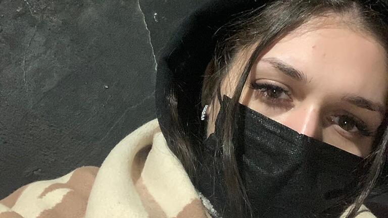 Ein Selfie aus dem Schutzbunker: Tatiana Malinina mit ernstem Blick.