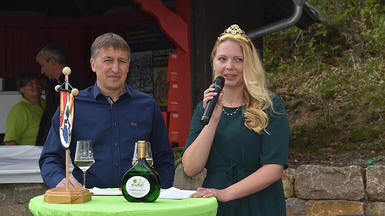 Bürgermeister Rainer Morper und Weinprinzessin Mirjam Gößmann-Schmitt stellten im Mai den Jubiläumswein vor. Bürgermeister Rainer Morper und Weinprinzessin Mirjam Gößmann-Schmitt stellten im Mai den Jubiläumswein vor.