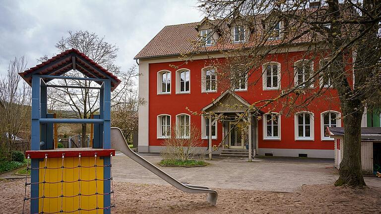 Das evangelische Kinderheim Nicolhaus in Willmars (Lkr. Rhön-Grabfeld): Zwei ehemalige Heimkinder beschuldigen den früheren Leiter und den damaligen Ortspfarrer, sie geprügelt und sexuell missbraucht zu haben.