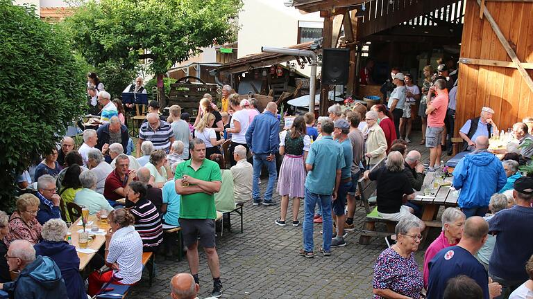 Der Hof des Schreinersch Hauses in Machtilshausen war bis auf den letzten Platz besetzt. - Der Hof des Schreinersch Hauses in Machtilshausen war bis auf den letzten Platz besetzt. Der Hof des Schreinersch Hauses in Machtilshausen war bis auf den letzten Platz besetzt. - Der Hof des Schreinersch Hauses in Machtilshausen war bis auf den letzten Platz besetzt.