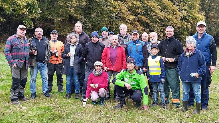 Privatpersonen aus Rothenbuch und umliegenden Gemeinden, Mitglieder des Bund-Naturschutzes und der Aktionsgemeinschaft Hafenlohrtal halfen bei der von Christian Salomon, Gebietsbetreuer für Grünland vom Naturpark Spessart e.V., organisierten Aktion zum Erhalt des Naturschutzgebietes am Bohlensteg.