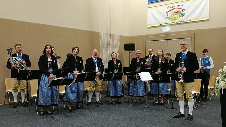 'Musik und Wein - mein Thüngersheim': Anlässlich des 35. Vereinsjubiläums in diesem Jahr spielte der Thüngersheimer Musikverein am Ende des Neujahrsempfangs seinen Jubiläumsmarsch. 'Musik und Wein - mein Thüngersheim': Anlässlich des 35. Vereinsjubiläums in diesem Jahr spielte der Thüngersheimer Musikverein am Ende des Neujahrsempfangs seinen Jubiläumsmarsch.