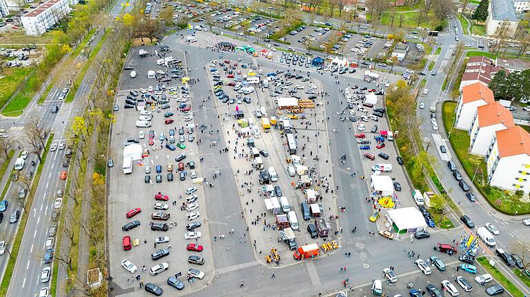 Auf dem Volksfestplatz fand am Wochenende die 'Auto-Freizeit-Sport' nach einjähriger Pause wieder statt. Auf dem Volksfestplatz fand am Wochenende die 'Auto-Freizeit-Sport' nach einjähriger Pause wieder statt. 