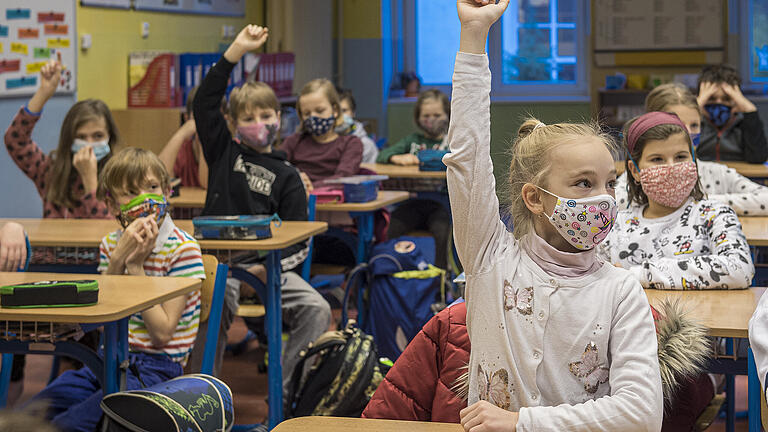 Tschechische Schüler mit Gesichtsmasken.