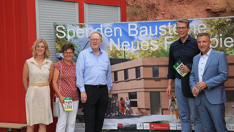 Minister Markus Blume (2.v.r.) und Landtagsabgeordneter Thorsten Schwab (r.) besuchten die Scherenburg in Gemünden. Bianca Ditterich (l.), Maria Hoßmann (2.v.l.) und Hans Michelbach stellten den Entwurf für das neue Festspielhaus vor.