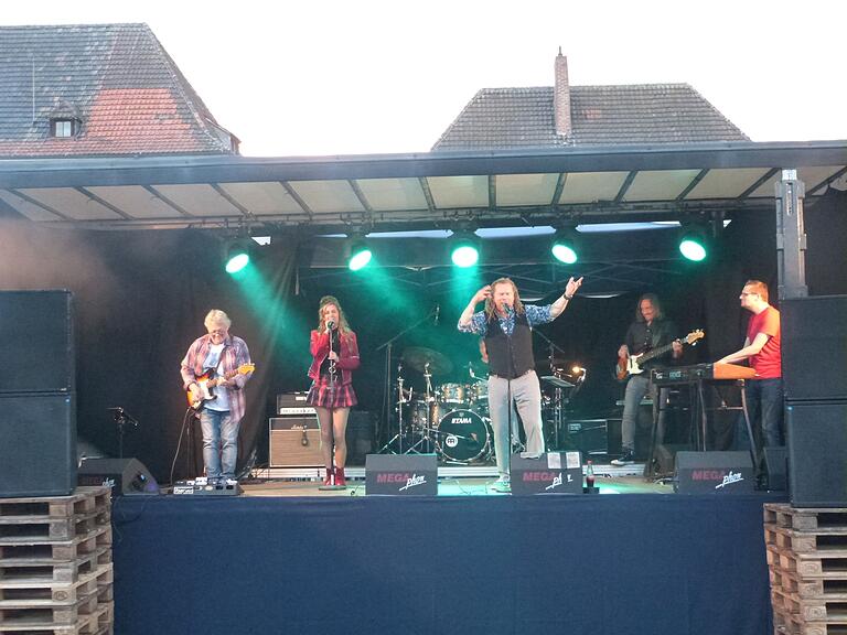 Die Gruppe 'Heatwave' begeisterte auf dem Open-Air-Abend der Martinsbräu in Marktheidenfeld die zahlreichen Gäste mit ihrem vielseitigen Repertoire. Die Gruppe 'Heatwave' begeisterte auf dem Open-Air-Abend der Martinsbräu in Marktheidenfeld die zahlreichen Gäste mit ihrem vielseitigen Repertoire.