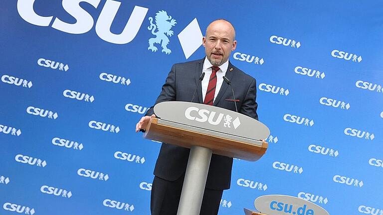 Fordert noch keine personellen Konsequenzen, schließt sie aber auch nicht aus: CSU-Bundestagsabgeordneter Alexander Hoffmann. Fordert noch keine personellen Konsequenzen, schließt sie aber auch nicht aus: CSU-Bundestagsabgeordneter Alexander Hoffmann.