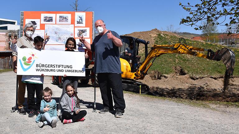 Im Bild: Anke Klaus überbringt 10 000 Euro der Bürgerstiftung Würzburg und Umgebung an Spieli-Mitarbeiter Bernd Vormwald. Im Bild: Anke Klaus überbringt 10 000 Euro der Bürgerstiftung Würzburg und Umgebung an Spieli-Mitarbeiter Bernd Vormwald.
