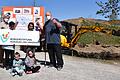Im Bild: Anke Klaus überbringt 10 000 Euro der Bürgerstiftung Würzburg und Umgebung an Spieli-Mitarbeiter Bernd Vormwald.