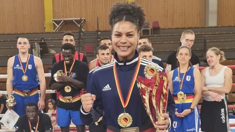 Die Würzburgerin Jaqueline Hatcher erkämpfte sich erstmals einen Deutschen Meistertitel im Amateurboxen der Frauen und erhielt zusätzlich den Pokal für die beste Boxerin der Meisterschaft.