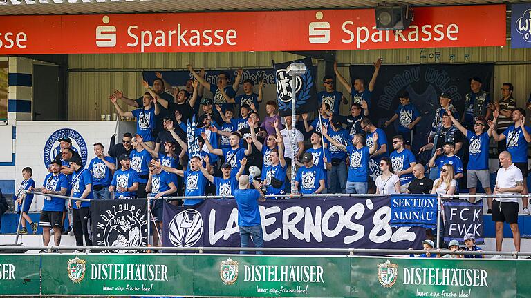 Die Fans des Würzburger FV auf der Tribüne der Sepp-Endres-Sportanlage (Archivbild Mai 2024) Die Fans des Würzburger FV auf der Tribüne der Sepp-Endres-Sportanlage (Archivbild Mai 2024)