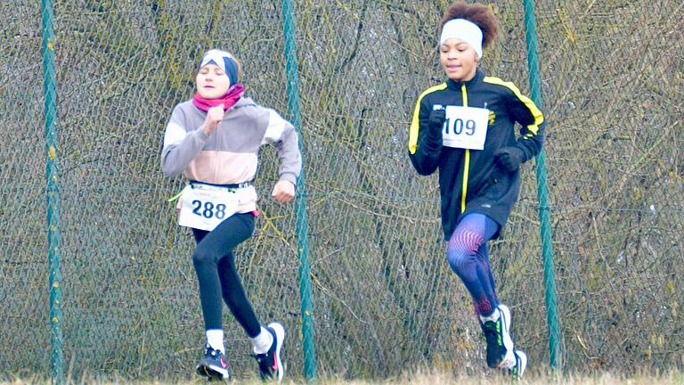 Spannender Kampf um den Titel W11: Rechts Bezirksmeisterin Naomi Bellow vom LAZ Kreis Würzburg. Spannender Kampf um den Titel W11: Rechts Bezirksmeisterin Naomi Bellow vom LAZ Kreis Würzburg.