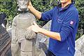 In guten Händen befindet sich der Kopf vom Heiligen Josef: Die Statue mit dem Kind steht in Bad Neustadt Jahnstraße/Ecke Hedwig-Fichtel-Straße auf einem kleinen Rasenplatz. Zwischenzeitlich wurde sie zum dritten Mal umgefahren und beschädigt. Jetzt wird Jens Vey sein ganzes steinbildhauerisches Können einsetzen, um dem Heiligen Josef wieder einen Kopf zu geben.