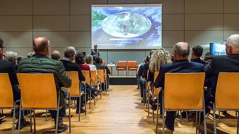 Klimaschutz ist eine globale Aufgabe – welche Rolle kann dabei Deutschland spielen, welche Mainfranken? Beim 40. Forum für Zukunftsfragen im Konferenzzentrum auf der Maininsel wurde darüber gesprochen. Im Bild: Klimaforscher Stefan Rahmstorf (vorne) bei seinem Vortrag. Klimaschutz ist eine globale Aufgabe – welche Rolle kann dabei Deutschland spielen, welche Mainfranken? Beim 40. Forum für Zukunftsfragen im Konferenzzentrum auf der Maininsel wurde darüber gesprochen. Im Bild: Klimaforscher Stefan Rahmstorf (vorne) bei seinem Vortrag.