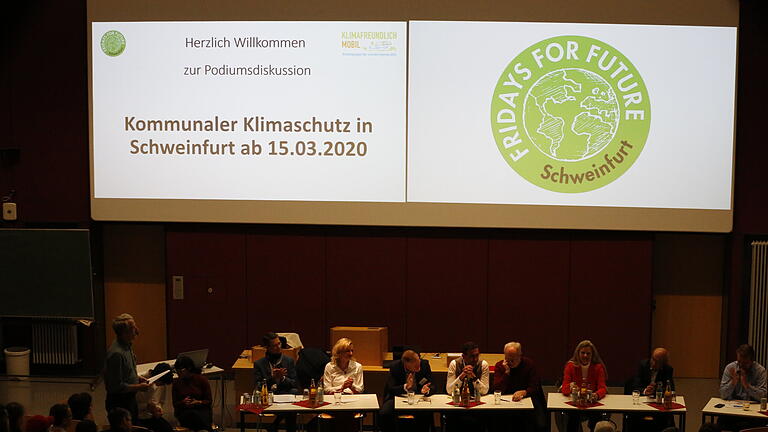 Impressionen der Podiumsdiskussion von Fridays for Future zum Klimaschutz in Schweinfurt.