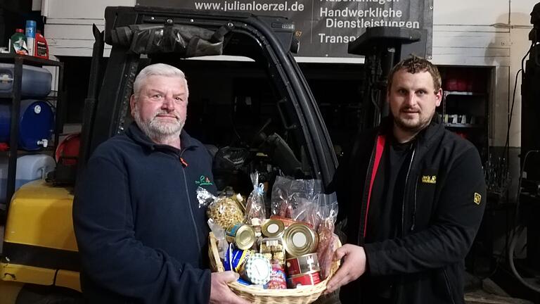 Bekannt als 'Bagger-Schorsch': Georg Hoch (links) war der erste Mitarbeiter von Julian Lörzel (rechts). Nun wurde er in den Ruhestand verabschiedet.