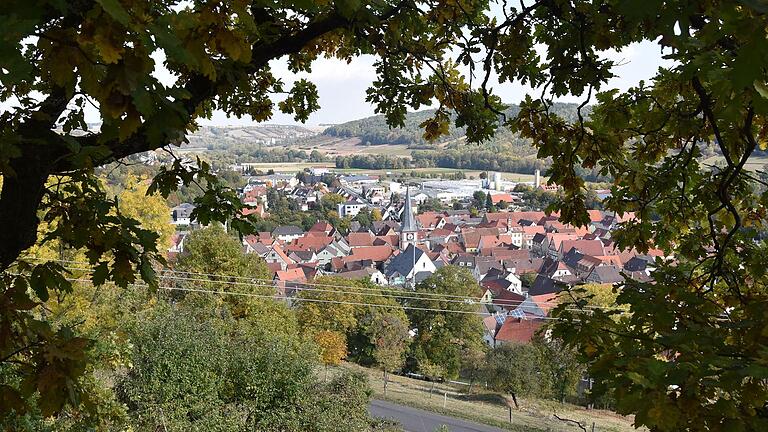 Ein langer beschwerlicher Weg für die neue Röttinger Gestaltungssatzung ist zu Ende. Gerade im Bereich Photovoltaik-Anlagen ergeben sich neue Möglichkeiten für die Bewohnerinnen und Bewohner im Geltungsbereich.