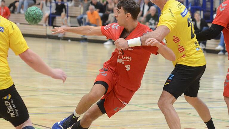 Der Lohrer Ben Werthmann (Mitte) gegen Jonathan Rivera (rechts) vom HSC Coburg II.