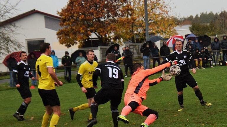 Winterpausen-Bilanz in der Kreisliga Rhön       -  Ein ganz heißer Aufstiegskandidat in der Kreisliga Rhön ist der FC Thulba (gelbe Trikots), allerdings wird Keeper Andreas Binner (im Bild) den Frankonen nur noch selten zur Verfügung stehen.