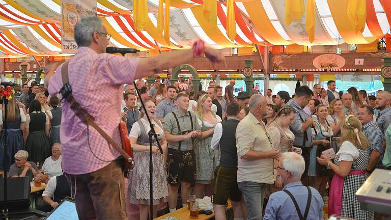  Party vom ersten Moment an mit der bayerischen Showband 'Musikuss' am Samstagabend im voll besetzten Festzelt. Am Freitag startete die 77. Spessart Festwoche. Party vom ersten Moment an mit der bayerischen Showband 'Musikuss' am Samstagabend im voll besetzten Festzelt. Am Freitag startete die 77. Spessart Festwoche.